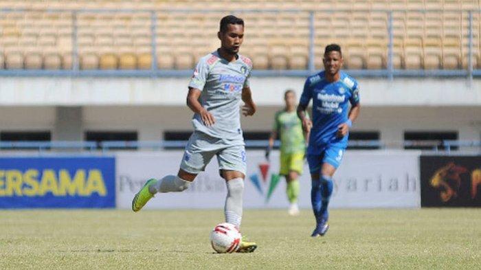 Beni Oktavianto striker muda Persib mengisi kekosongan kompetisi Liga 1 dengan memancing ikan di laut