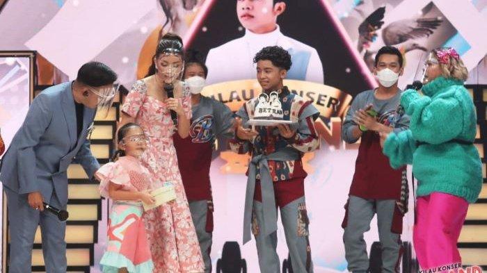 Betrand Peto saat tampil di acara Kilau Konser Betrand Jilid 3 ditemani Ruben Onsu dan Sarwendah Tan, hingga Jordi Onsu dan Okky Lukman, Minggu (28/3/2021) malam.