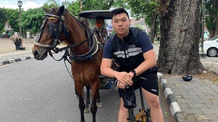 Billy Martono yang dikenal sebagai content creator ini terlihat sedang bersepeda sambil mengelilingi seisi ruangan dalam rumah megahnya sejak ada kebijakan PPKM Darurat, Senin (19/7/2021).