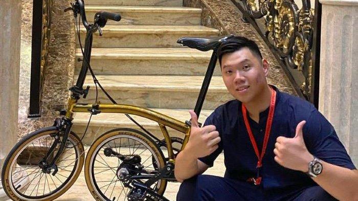 Billy Martono yang dikenal sebagai content creator ini terlihat sedang bersepeda sambil mengelilingi seisi ruangan dalam rumah megahnya sejak ada kebijakan PPKM Darurat, Senin (19/7/2021).