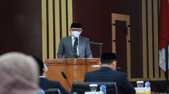 Wali Kota Bogor, Bima Arya, menyampaikan data dan dokumen dalam LKPJ 2020 di Sidang Paripurna DPRD Kota Bogor.