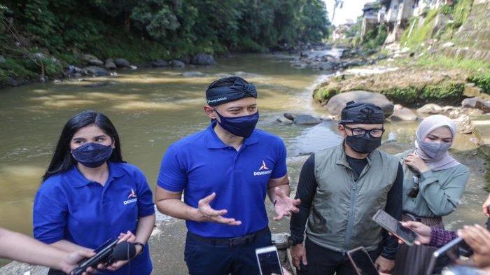 Wali Kota Bogor, Bima Arya, mengajak AHY berkeliling menyusuri Kampung Labirin di Kebon Jukut, Kelurahan Babakan Pasar, Kecamatan Bogor Tengah.