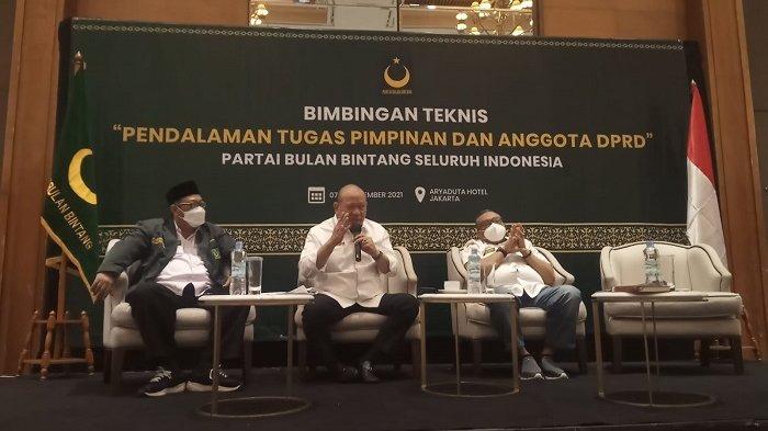 Ketua DPD RI LaNyalla Mahmud Mattalitti (tengah) dan Sekjen PBB Afriansyah Noor saat membuka Bimtek PBB di Aryaduta Hotel Jakarta, Selasa malam (7/12/2021).
