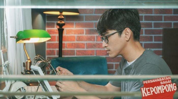 Bio One saat bermain dalam film Persahabatan Bagai Kepompong. Film yang dibintangi Bio One, Beby Tshabina, Yasmin Napper, Thalita Putri dan Jihan Safira ini hadir di platform Disney+ Hotstar mulai 26 Februari 2021.