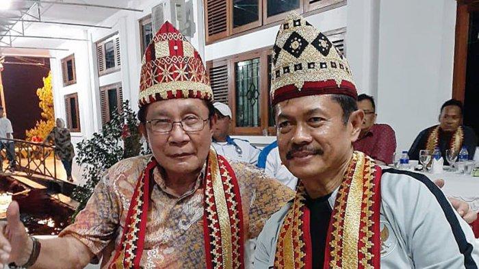 Mantan pengurus PSSI Bob Hippy (Kiri) bersama Direktur Teknik PSSI Indra Sjafri pada suatu kesempatan di acara sepak bola nasional