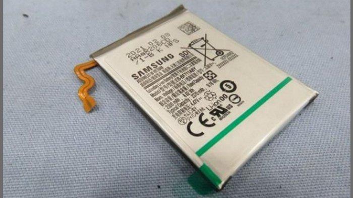 Bocoran baterai Samsung Galaxy Z Flip 2 EB-BF711ABY (2,370 mAh). Selain itu, ada baterai EB-BF712ABY (903mAh) yang ikut memperkuat daya ponsel lipat teranyar ini.