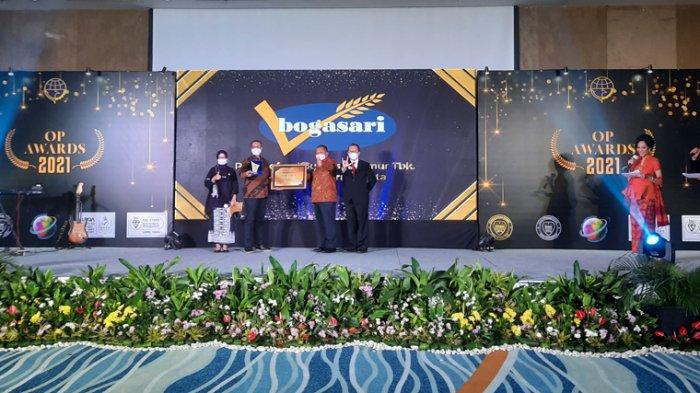 Untuk pertama kalinya PT Indofood Sukses Makmur Tbk Divisi Bogasari meraih 3 penghargaan sekaligus dalam suatu ajang penghargaan yang pernah diikuti. Ketiga penghargaan tersebut adalah OP Awards 2021 yang diselenggarakan Otoritas Pelabuhan (OP) Utama Tanjung Priok, di Jakarta, Rabu (26/1/2022).