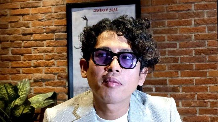 Musisi Budi Doremi saat ditemui di kawasan Tanah Abang, Jakarta Pusat, Selasa (19/4/2022). Sejak tahun 2020, Budi Doremi memutuskan tinggal ditengah pedesaan di Serang, Banten.