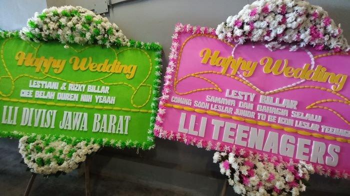 Deretan karangan bunga ucapan selamat atas pernikahan Lesti Kejora dan Rizky Billar terlihat berjejer rapi di Hotel Intercontinental Pondok Indah, Jakarta Selatan, Kamis (19/8/2021) pagi.