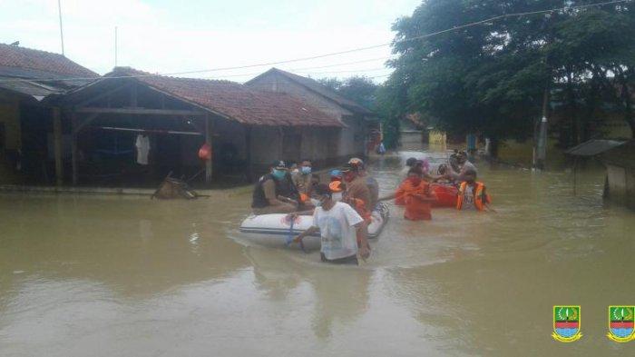Bupati Bekasi Eka Supria Atmaja saat meninjau banjir di Desa Karangsari Cikarang Timur, Kabupaten Bekasi pada Senin (08/02/21).