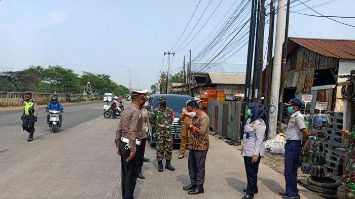 Bupati Bekasi Eka Supria Atmaja saat meninjau lokasi pemberlakuan empat lajur di Jalan Inspeksi Kalimalang, di Desa Cibuntu, Kecamatan Cibitung, pada Selasa (13/10/2020).