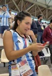 Piala Dunia 2022: Jurnalis Cantik Asal Argentina ini Menangis Haru Timnasnya Lolos ke Semifinal