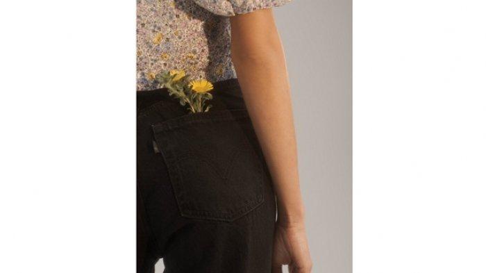 Celana jeans Levi’s High Loose untuk wanita dengan model terinspirasi dari kebangkitan era tahun 1970-an dengan sebuah sentuhan gaya tahun 2000-an. Koleksi jeans terbaru ini terbuat dari bahan katun hemp yang ramah lingkungan.