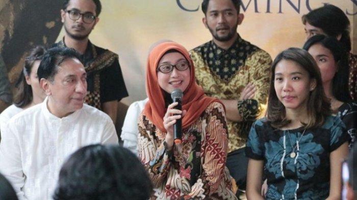 Desy Ratnasari diapit dua produser Chand Parvez Servia dan Frederica dari Starvision dan Falcon Pictures saat mengenalkan rencana penggarapan film 'Buya Hamka' di Kantor Falcon Pictures, Jalan Duren Tiga, Pancoran, Jakarta Selatan, Senin (25/3/2019).