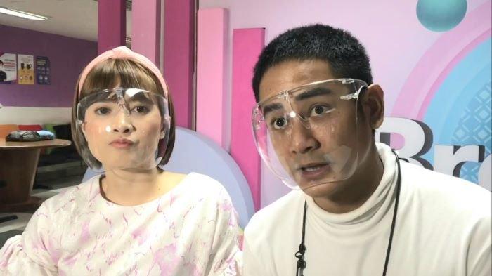 Chika Jessica bersama Dwi Andhika di TransTV, Mampang Prapatan, Jakarta Selatan, Selasa (27/4/2021). Mereka bersahabat sejak 2005.