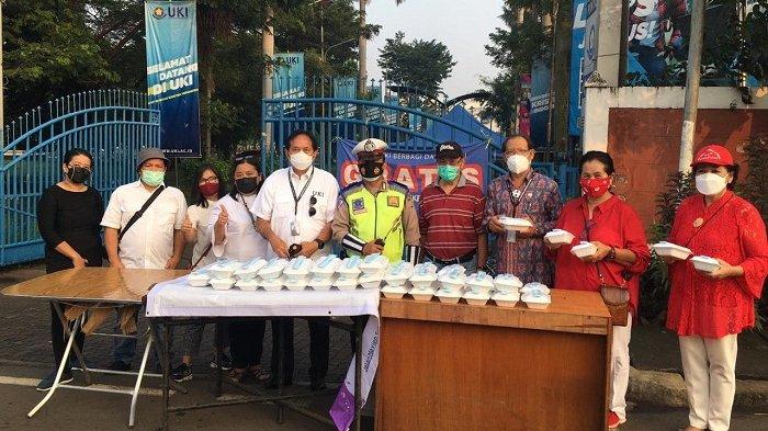 Civitas Akademika UKI membagikan makanan gratis kepada masyarakat di area Kampus UKI Cawang, Jakarta Timur.