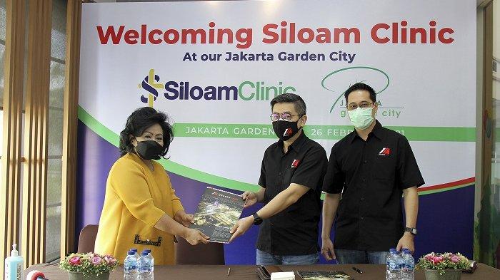 Tampak dalam gambar (kiri-kanan): Drg. Fenderia Laorensi, MHA, Head Of Operation PT Siloam Medika Cemerlang berdampingan dengan David Iman Santosa, Managing Director Urban Development PT Modernland Realty Tbk. dan Herman Goh, Director Jakarta Garden City usai melakukan prosesi penandatanganan kerja sama.