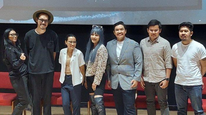 Penyanyi Coach Ican (ketiga dari kanan) berbincang bersama pasangan musisi Endah N Rhesa (kiri) disela mengenalkan mini album Sampai Nanti di Bioskop CGV fX Plaza, Jalan Sudirman, Senayan, Jakarta Pusat, Rabu (7/9/2022).