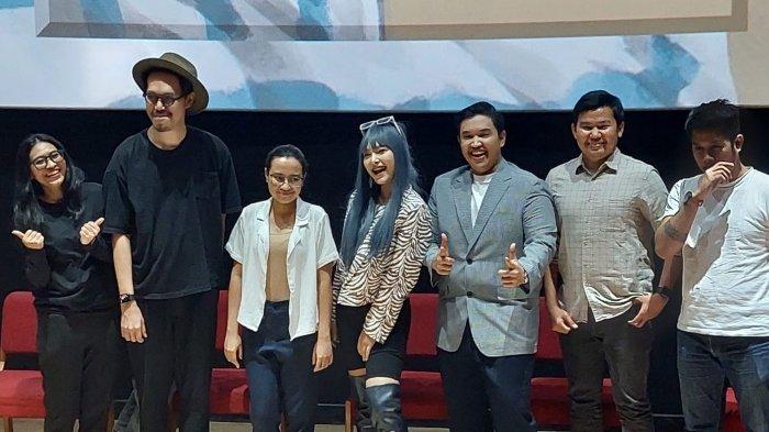 Penyanyi Coach Ican (ketiga dari kanan) berbincang bersama pasangan musisi Endah N Rhesa (kiri) disela mengenalkan mini album Sampai Nanti di Bioskop CGV fX Plaza, Jalan Sudirman, Senayan, Jakarta Pusat, Rabu (7/9/2022).