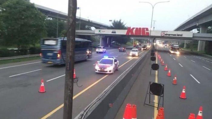PT Jasa Marga (Persero) Tbk memberlakukan rekayasa lalu lintas contraflow dari KM 53 hingga KM 47 arah Jakarta sejak pukul 17.55 WIB.
