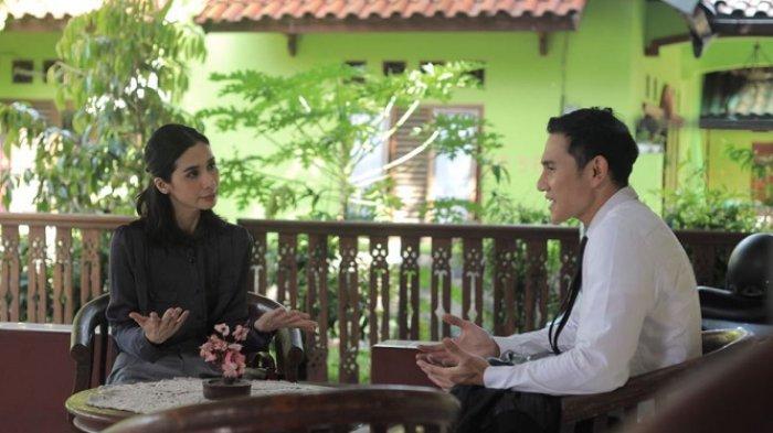 Cuplikan adegan Vino Bastian dan Marsha Timothy yang membintangi serial Menolak Tayang di ANTV.