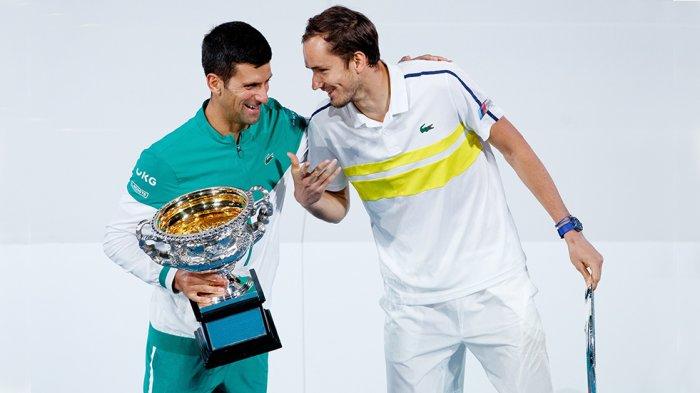 Daniil Medvedev bersama juara Australia Open 2021 Novak Djokovic usai pemberian trofi
