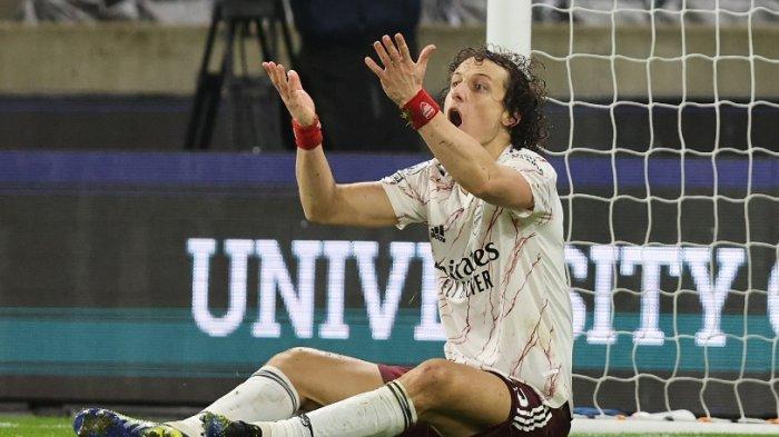 Bek Arsenal David Luiz tampak kecewa dan protes karena memperoleh kartu merah. Pelanggaran David Luiz membuahkan hadian penalti buat Wolves sehingga skor babak pertama 0-0