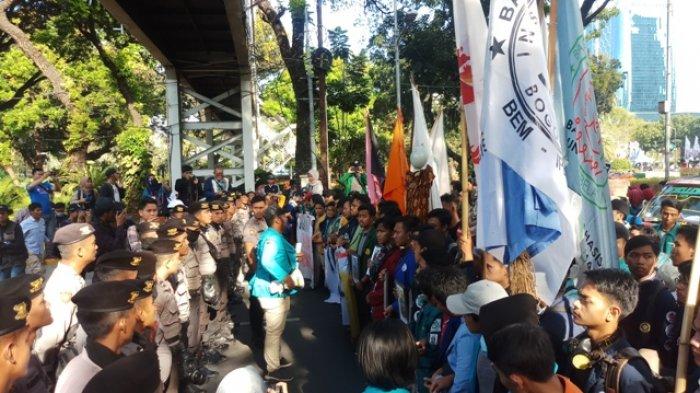 Sejumlah mahasiwa berusaha bergerak maju ke depan Istana negara, namun dihalangi oleh para petugas kepolisian. Mereka demo didi depan Patung Kuda Monas, Gambir, Jakarta Pusat, Senin (21/10/2019)