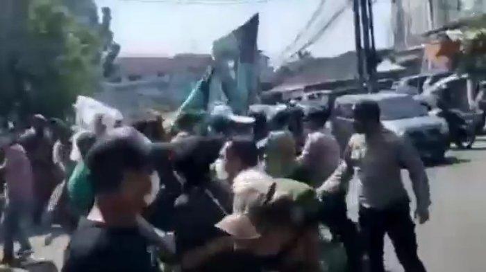Tangkapan layar video kericuhan saat aksi demontrasi di Kantor Wali Kota Tangsel, Ciputat pada Senin, 26 Juli 2021 (Warta Kota/Rizki Amana)