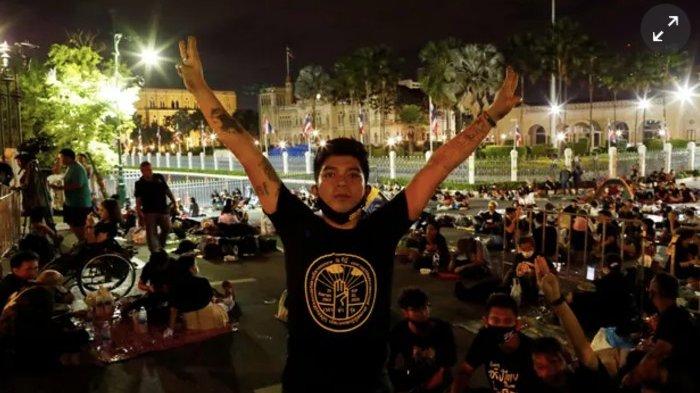 Keputusan darurat tersebut menyusul protes berminggu-minggu di Thailand dan demonstrasi besar pada hari Rabu yang mengganggu iring-iringan mobil raja.