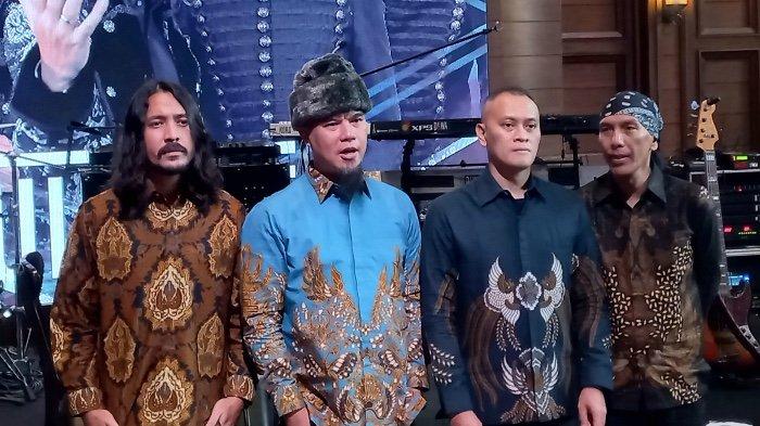 Ahmad Dhani bersama Marcello Tahitoe, Andra Ramadhan dan Yuke Sampurna disela peluncuran single baru Dewa 19 featuring Ello berjudul Juliete di Holywings Kemang, Jakarta Selatan, Rabu (30/3/2022).