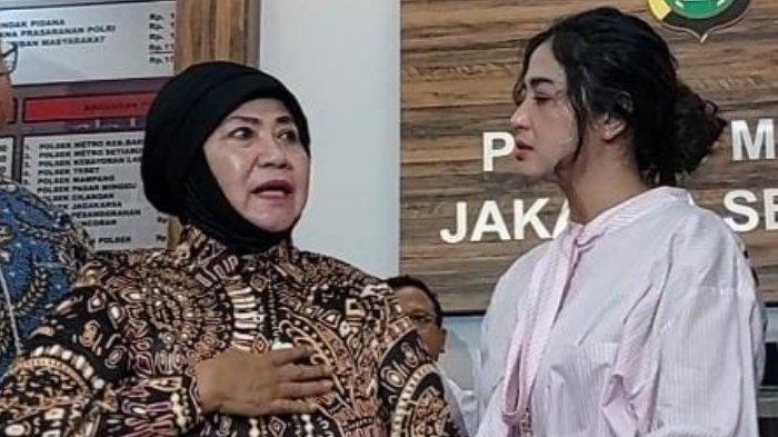 Sri Muna setelah menemani Dewi Perssik menjalani mediasi dengan warganet yang menghujatnya di media sosial di Polres Metro Jakarta Selatan, Selasa (29/11/2022) malam. Sri Muna adalah ibu Dewi Perssik.