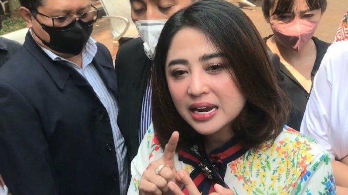 Pedangdut Dewi Perssik setelah sidang mediasi dengan Angga Wijaya dilakukan di Pengadilan Agama Jakarta Selatan, Senin (4/7/2022). Angga Wijaya ngotot bercerai dari Dewi Perssik.