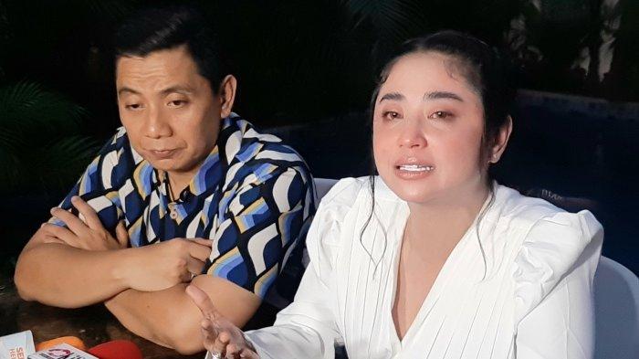 Pedangdut Dewi Perssik menangis disela berbincang ditemani Sandy Arifin (kiri), pengacaranya, di kawasan Pasar Minggu, Jakarta Selatan, Senin (29/8/2022) petang.