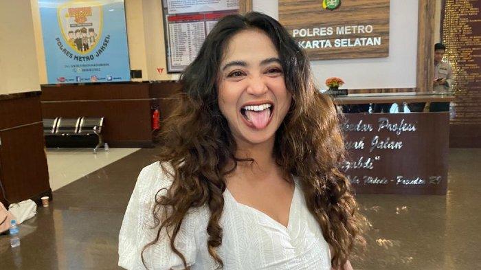 Pedangdut Dewi Perssik mendatangi Polres Metro Jakarta Selatan, Sabtu (5/11/2022) siang. Dewi Perssik berada di Polres Metro Jakarta Selatan, Jalan Wijaya Raya, Kebayoran Baru, Jakarta Selatan, untuk melanjutkan pemeriksaan terkait laporannya terhadap warganet yang dilakukannya pada 31 Oktober 2022.