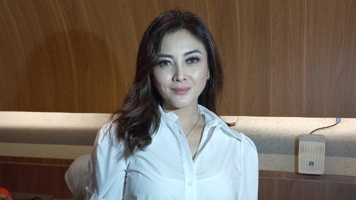 Selebgram Dhena Devanka disela diskusi bersama Komunitas Antipelakor di Jalan KH Ahmad Dahlan, Kramat Pela, Kebayoran Baru, Jakarta Selatan, Rabu (7/9/2022). Dhena Devanka adalah mantan istri pemain sinetron Jonathan Frizzy alias Ijonk.