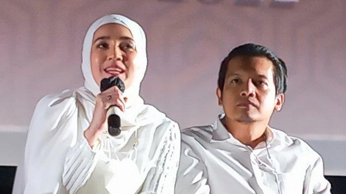 Pasangan Dhini Aminarti dan Dimas Seto saat gala premiere film Cinta Subuh di Bioskop XXI Epicentrum Walk, Kuningan, Jakarta Selatan, Sabtu (14/5/2022). Film Cinta Subuh mulai tayang di bioskop 19 Mei 2022.