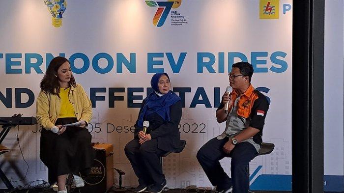 Djamilah, Kepala Sekolah SMKN 55 Jakarta bersama Suprayitno, guru sekaligus ketua tum pembuatan motor listrik saat menggelar talkshow di kawasan Hutan Kota, Senayan, Jakarta Pusat, Selasa (6/12/2022).