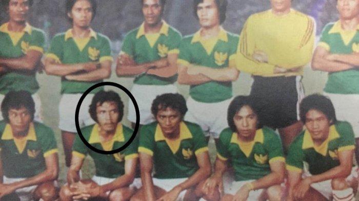 Bersama timnas Indonesia, Djunaidy Abdillah jongkok nomor dua dari kiri