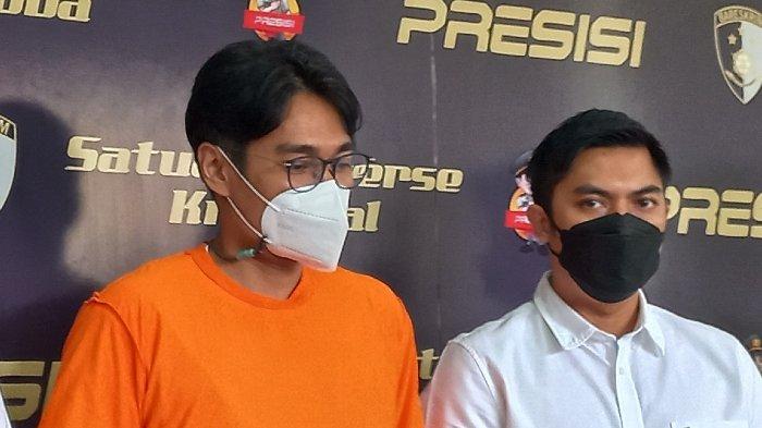Muhammad Ikhsan Doddyansyah (baju tahanan oranye), manajer Bunga Citra Lestari, ditetapkan sebagai tersangka kasus dugaan penyalahgunaan narkotika di Polres Metro Jakarta Barat, Senin (8/8/2022). Doddy ditangkap polisi Rabu (3/8/2022) malam.