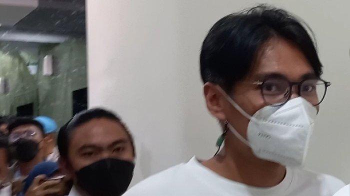 Muhammad Ikhsan Doddyansyah (baju dan masker putih), manajer Bunga Citra Lestari, ditetapkan sebagai tersangka kasus dugaan penyalahgunaan narkotika di Polres Metro Jakarta Barat, Senin (8/8/2022). Doddy ditangkap polisi Rabu (3/8/2022) malam.