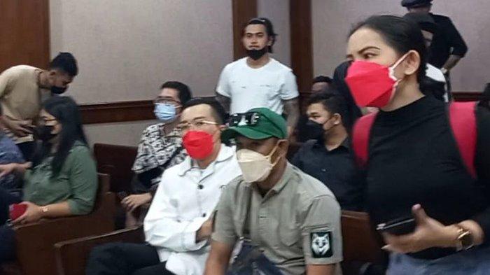 Dokter Tirta (masker meeah kemeja putih) menjadi saksi di sidang perkara pengancaman terhadap Adam Deni dengan terdakwa Jerinx SID di Pengadilan Negeri Jakarta Pusat, Rabu (9/2/2022).