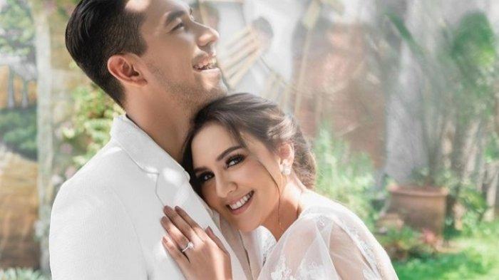 Pasangan selebriti Darius Sinathrya dan Donna Agnesia relatif harmonis dan tak ada gosip miring setelah 15 tahun menikah.
