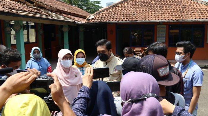 Anggota Komisi IV DPRD Kota Bogor saat melakukan inspeksi mendadak (sidak) di SDN Otista yang atapnya runtuh.