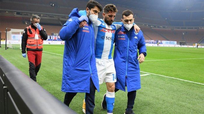 Dries Mertens dipapah keluar lapangan ketika baru 16 menit bertanding melawan Internazionale Milano, Kamis (17/12/2020) dini hari WIB.