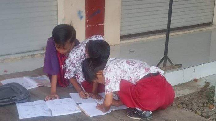 Dua murid SD terpaksa belajar di teras pasar