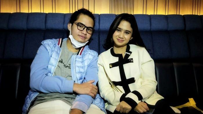 Dul Jaelani dan Tissa Biani saat berbincang di kawasan Pejaten, Pasar Minggu, Jakarta Selatan, Kamis (20/5/2021). Dul Jaelani dan Tissa Biani siap menikah muda meski baru pacaran sejak September 2020.