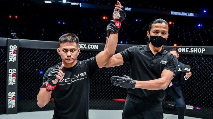 Pada pertarungan ONE:BATTLEGROUND II yang berlangsung di Singapore Indoor Stadium, Eko Roni Saputra (Indonesia) berhasil meraih kemenangan kelima kalinya berturut-turut