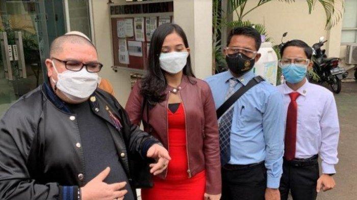 Miss Landscape Indonesia 2019 Era Setyowati atau yang akrab disapa Sierra bersama pengacara saat menyambangi kantor KPAI Menteng, Jakarta Pusat, Senin (5/4/2021). Era Setyowati menuntut pertanggung jawaban Prof M yang telah memberinya anak.