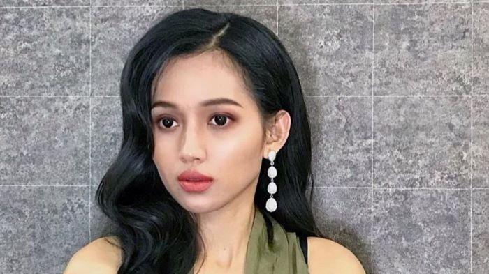 Model cantik Era Setyowati meminta pertanggungjawaban Profesor M yang menikahinya siri hingga memiliki anak.